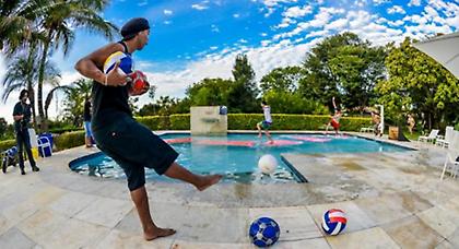 Ο Ροναλντίνιο σημαδεύει ανθρώπινα κεφάλια (video)