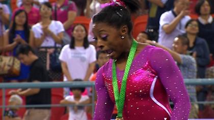 Άφησε το χρυσό υπό την «απειλή» μέλισσας (video)