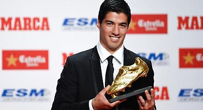 Το σήκωσε και το… φοράει ο Σουάρες (pics/video)