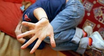 «Καμπάνα» σε ανδρόγυνο που κακοποιούσε βάναυσα τα ανήλικα παιδιά του