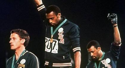 Με τη δύναμη της σιωπής και της γροθιάς τους...