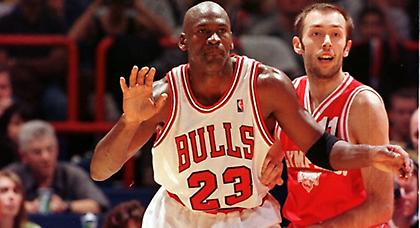 Όταν ο Ολυμπιακός υποκλίθηκε στον «Air» Mike (video)