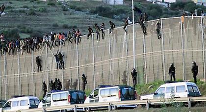 Σάλος με τους αστυνομικούς που ξυλοκοπούσαν αναίσθητο μετανάστη! (video)