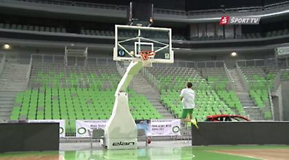 Το κάνει και για… πλάκα (video)