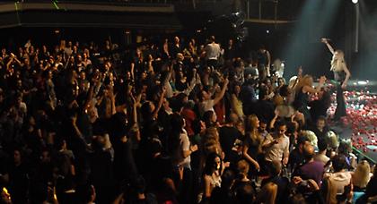 Πασίγνωστοι τραγουδιστές «φυγάδευσαν» από ένα εκατ. ευρώ στο εξωτερικό!