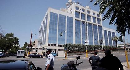 Φέρετρο στην είσοδο του ΣΚΑΪ! (video)