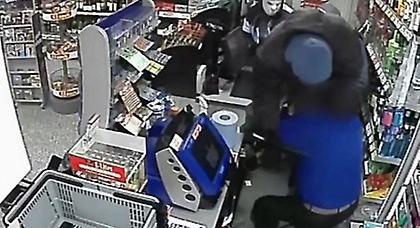 Μασκοφόροι ληστές μαχαιρώνουν ξανά και ξανά ταμία