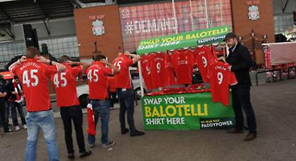 Αντάλλαξαν τις φανέλες του Μπαλοτέλι