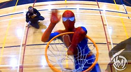Ο Spider-Man καρφώνει σαν τρελός (video)