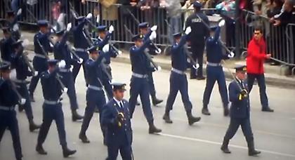 Πολίτης πήρε μέρος στη στρατιωτική παρέλαση της Θεσσαλονίκης