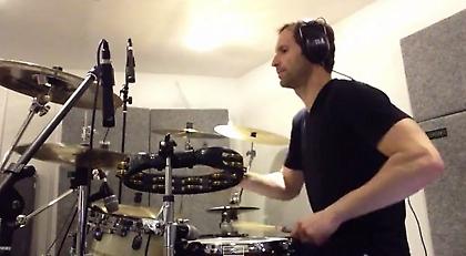 Δεν παίζει τέρμα. Παίζει ντραμς (video)