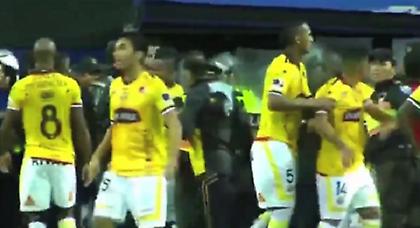 Διπλή αποβολή γκολκίπερ και «ντου» στον διαιτητή (video)