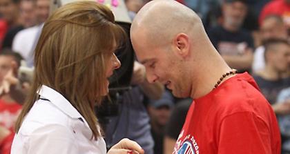 Πρόταση γάμου στο Ερυθρός Αστέρας-Ολυμπιακός (video)