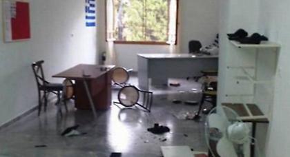 Καταδρομική επίθεση στα γραφεία της «Χρυσής Αυγής» στη Μυτιλήνη