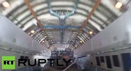 Βίντεο: Καρέ-καρέ η ρίψη στρατιωτικού οχήματος από αεροσκάφος