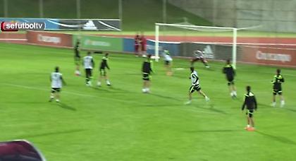 ΚΑΙ «ποδιά» ΚΑΙ τακουνάκι!