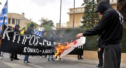 Πετροπόλεμος μεταξύ Χρυσαυγιτών και Τούρκων στη Λευκωσία