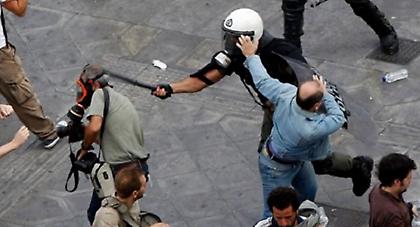 Στον εισαγγελέα ο αστυνομικός που χτύπησε φωτορεπόρτερ