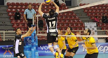 Χτυπήθηκε παίκτης, εκκένωση στο Άρης-ΠΑΟΚ!