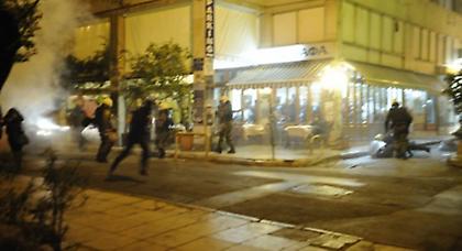 Εξάρχεια: Ανταρτοπόλεμος ανάμεσα σε κουκουλοφόρους και Αστυνομία