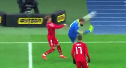 Σούταρε στα… μούτρα του! (video)