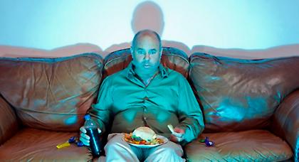 Και οι Έλληνες απ’ τον καναπέ…