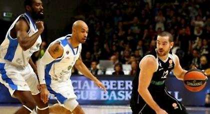 Μόνος του κι όλοι τους...