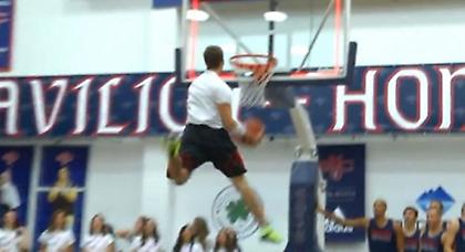 Απίστευτο κάρφωμα από έναν… Τζόρνταν (video)