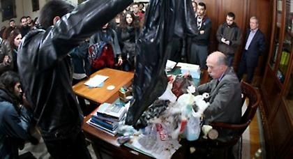 Φοιτητές άδειασαν σακούλες σκουπιδιών στο γραφείο του αντιπρύτανη του ΕΚΠΑ