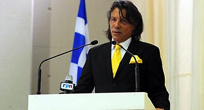 Σκαρφάλωσε σε λεωφορείο ο Ηλίας Ψινάκης!