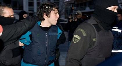 Πανό για τον Ν. Ρωμανό ύψωσαν αναρχικοί έξω από το σπίτι του Ευ. Βενιζέλου