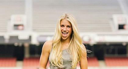 Τα βάζει όλα και είναι σούπερ σέξι (pics-videos)