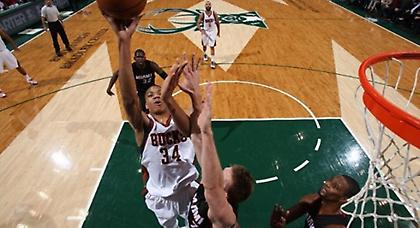 Γιάννης κερνάει, Γιάννης πίνει