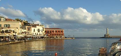 Βουλιάζουν από κόσμο τα Χανιά