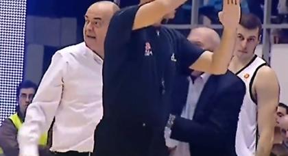 Παραλίγο να κάνει… ντου στους διαιτητές! (video)