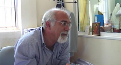 Ο δάσκαλος του Ρωμανού στις φυλακές Αυλώνα προτείνει να γίνει συνοδός του