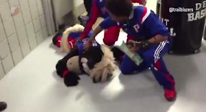 Νέο επεισόδιο ανάμεσα σε Ρόμπιν Λόπεζ και μασκότ!