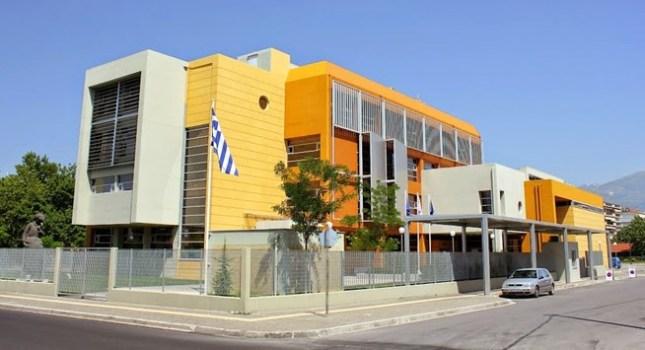 Tου έκοψαν το επίδομα και χτύπησε τον υπάλληλο με ομπρέλα