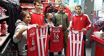 Ξεχωριστοί επισκέπτες στο Olympiacos Store (video)