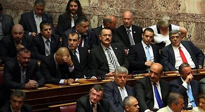 Στη Βουλή οι προφυλακισμένοι βουλευτές της ΧΑ για την προεδρική εκλογή
