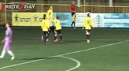 Πανηγύρισε βγάζοντας τη φανέλα (της)!