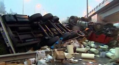 Δίπλωσε νταλίκα με ιατρικά απόβλητα στην Εγνατία