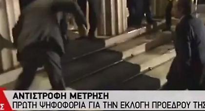 Γλίστρησε έξω από τη Βουλή ο Μουρούτης (video)
