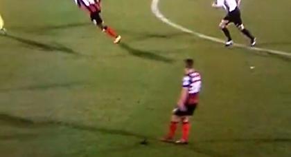 Έχασε την περούκα του στο γήπεδο! (video)