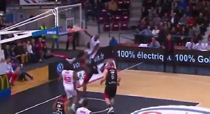 Τον πήρε... παραμάζωμα! (video)