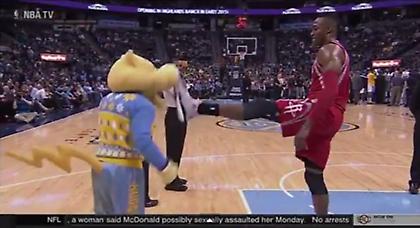 Η διαμάχη του Χάουαρντ με μασκότ!