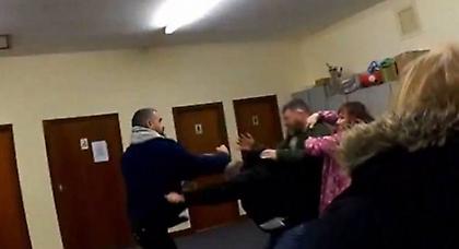 Δημοτικό συμβούλιο λύεται με κλωτσιές και μπουνιές για ένα... κοπάδι πρόβατα