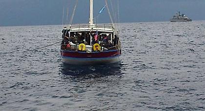 Ακυβέρνητο σκάφος με 200 λαθρομετανάστες ανοιχτά της Πύλου