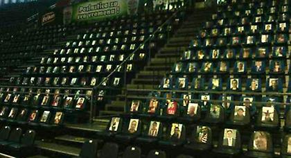 Αντί για κόσμο… φωτογραφίες!