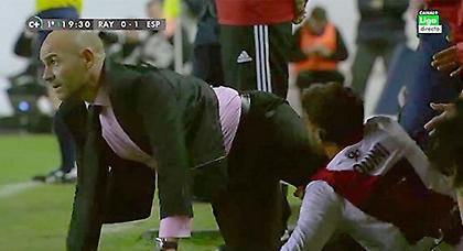 «Κλάδεψε» τον προπονητή του! (video)